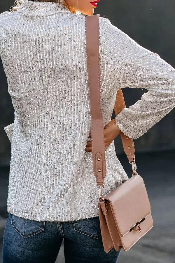 Damen Blazer in schwarzem Stoff mit glänzenden Pailletten und schickem Schnitt für elegante Anlässe.
