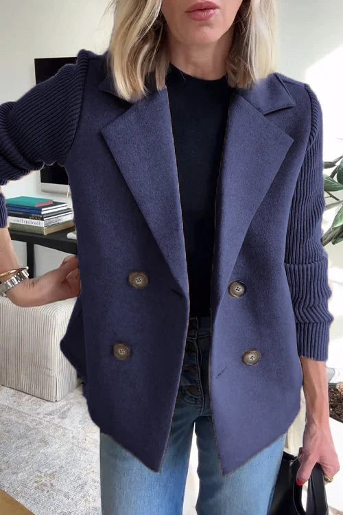 Damen Blazer in Blau mit Strickärmeln und doppelter Knopfleiste aus weichem Material für einen eleganten Look.