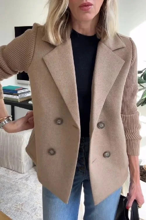 Damen Blazer in Braun mit Strickärmeln und doppelter Knopfleiste, gefertigt aus weichem, atmungsaktivem Material.