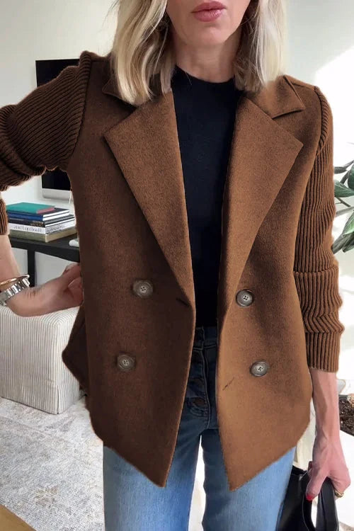 Dunkelbrauner Damen Blazer mit Strickärmeln und doppelter Knopfleiste, ideal für lässige und elegante Outfits.