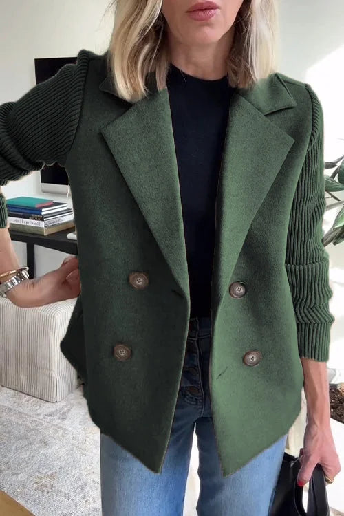 Grüner Damen Blazer mit Strickärmeln und doppelter Knopfleiste, aus hochwertigem Baumwollmix, stilvoll und vielseitig.