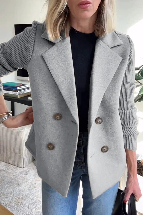 Damen Blazer in Grau mit Strickärmeln, doppelter Knopfleiste und klassischem Schnitt für vielseitige Styles.