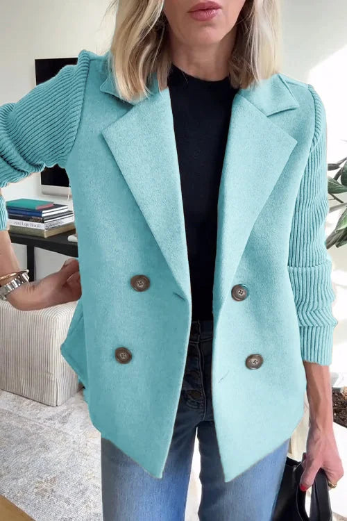 Damen Blazer in Hellblau, mit Strickärmeln und doppelter Knopfleiste, aus leichtem Material, ideal für den Alltag.