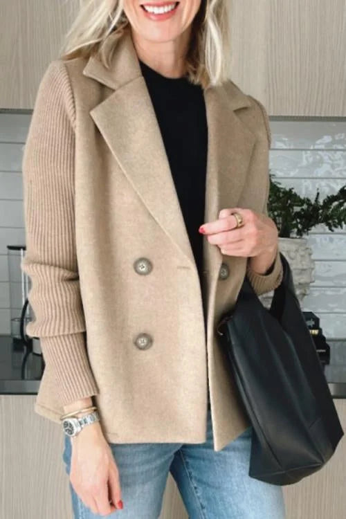 Khaki Damen Blazer mit Strickärmeln und doppelter Knopfleiste, ideal für lässige und formelle Anlässe.