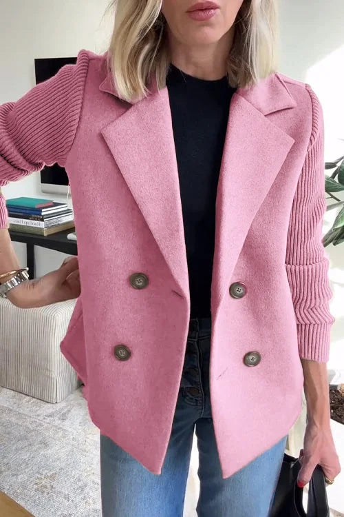 Rosa Damen Blazer mit Strickärmeln, doppelter Knopfleiste und weichem Material für stilvolle und bequeme Passform.