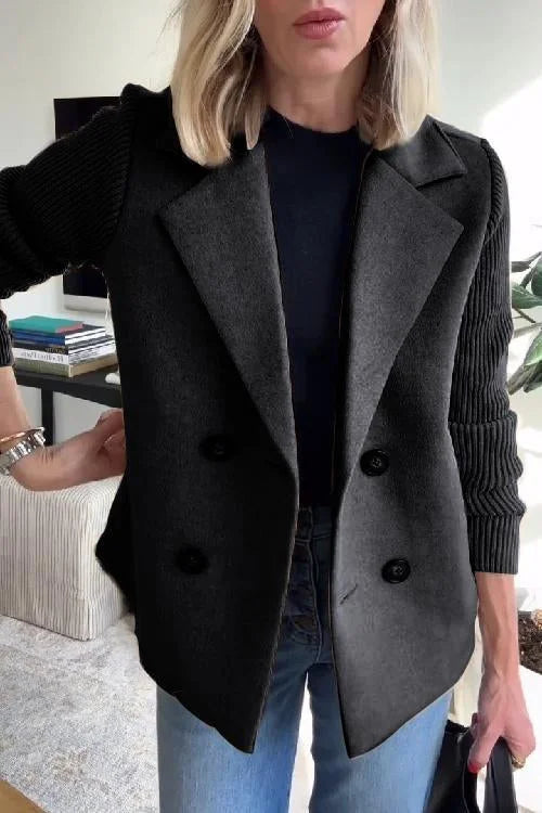 Schwarzer Damen Blazer mit Strickärmeln, doppelter Knopfleiste und klassischem Schnitt für lässige Eleganz im Alltag.