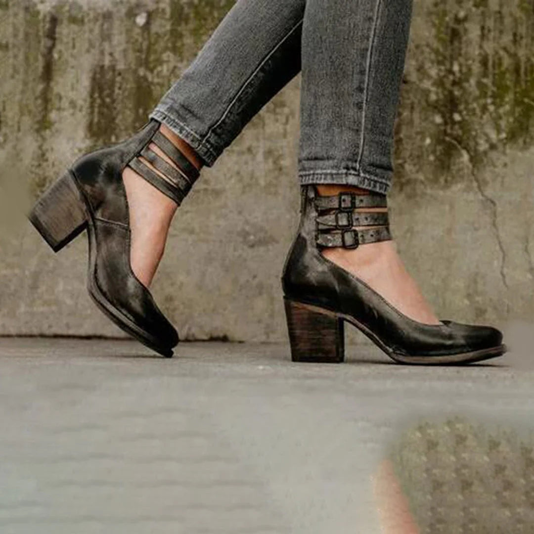 Schwarze Damen Pumps aus Kunstleder mit Blockabsatz, Riemen und Reißverschluss - elegantes Design für den Alltag.