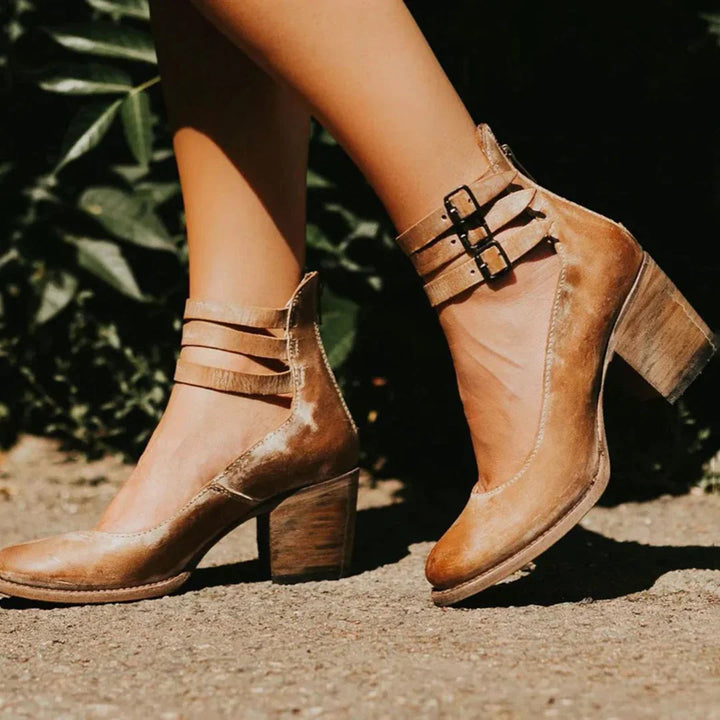 Braune Damen Blockabsatz Pumps mit Riemen und Reißverschluss in Wildleder-Optik und trendigem Design.