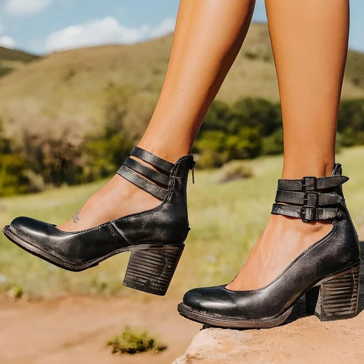 Schwarze Damen Blockabsatz Pumps mit Riemen und Reißverschluss, hochwertiges Leder, elegantes Design.
