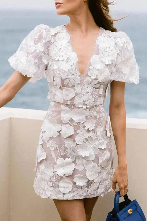 Damen Blumen-Minikleid aus durchscheinendem Stoff mit Puffärmeln – High-quality product image.
