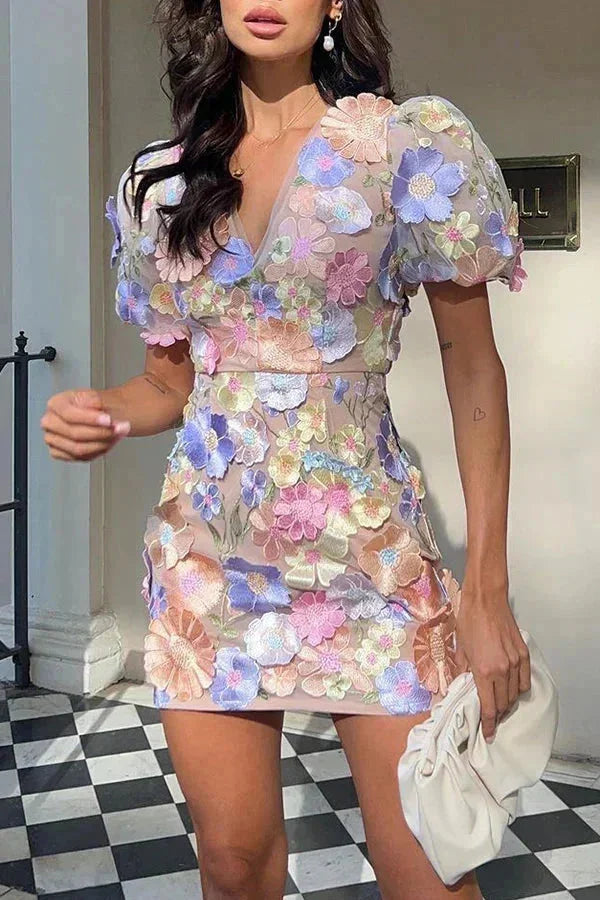 Damen Blumen-Minikleid aus durchscheinendem Stoff mit Puffärmeln – High-quality product image.