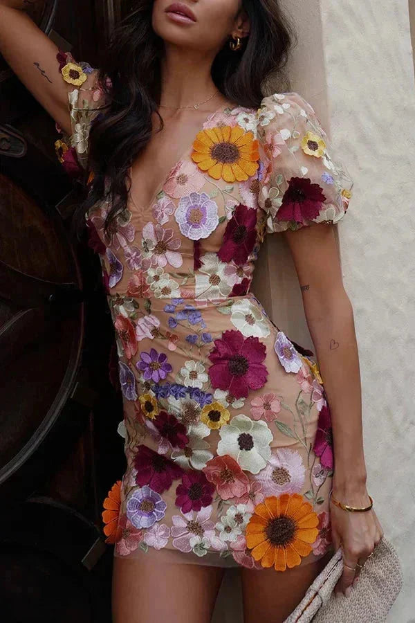 Damen Blumen-Minikleid aus durchscheinendem Stoff mit Puffärmeln – High-quality product image.