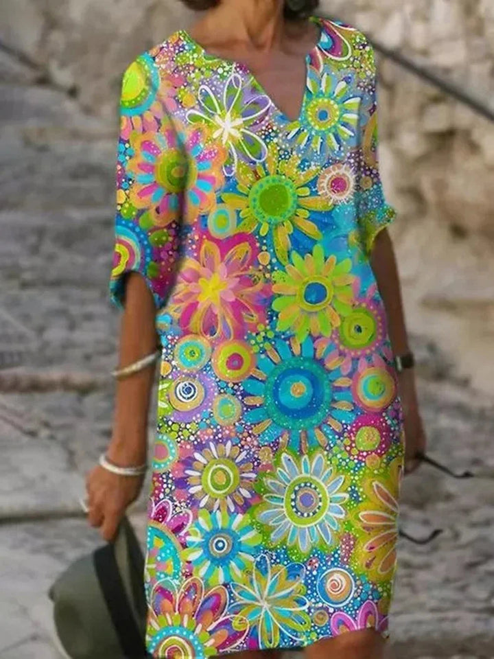 Grünes Blumenkleid für Damen mit V-Ausschnitt und Halbarm, aus weichem Stoff mit floralen Mustern, perfekt für den Sommer.