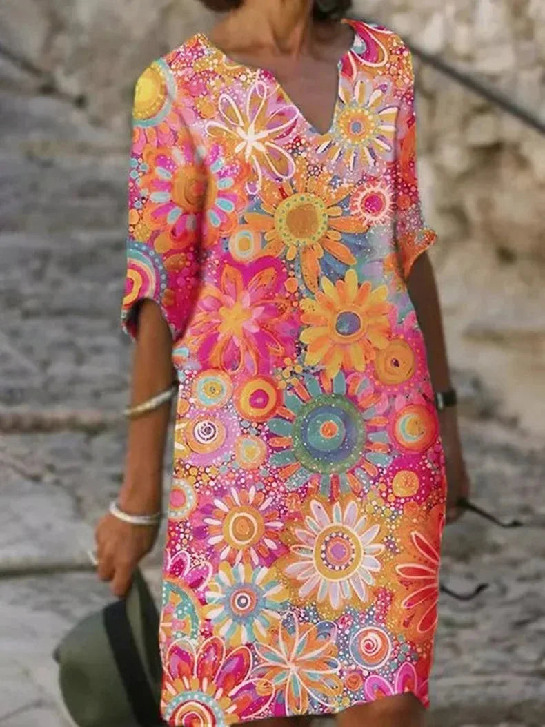 Rosa Blumenkleid für Damen mit V-Ausschnitt, Halbarm aus leichtem Stoff, perfekt für den Sommer.