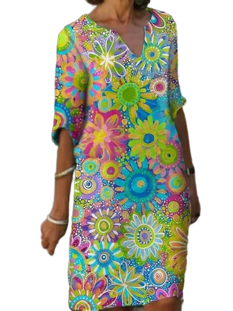 Grünes Blumenkleid für Damen mit V-Ausschnitt und Halbarm, aus weichem Stoff mit floralen Mustern, perfekt für den Sommer.