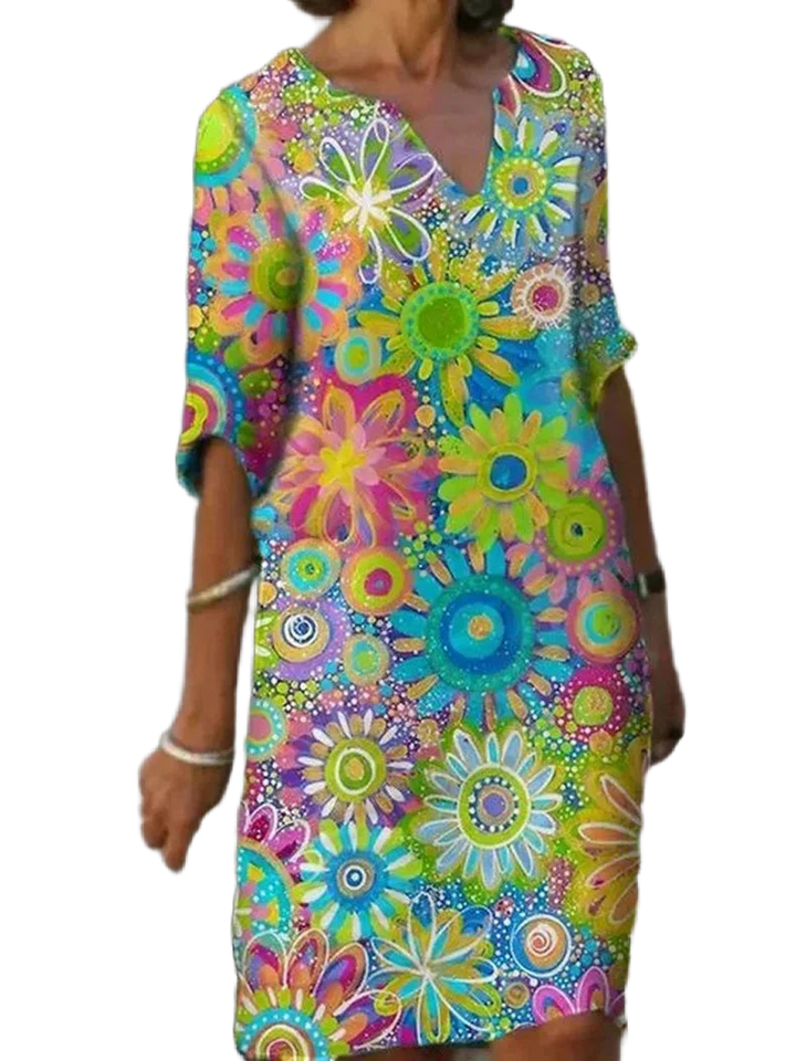 Grünes Blumenkleid für Damen mit V-Ausschnitt und Halbarm, aus weichem Stoff mit floralen Mustern, perfekt für den Sommer.
