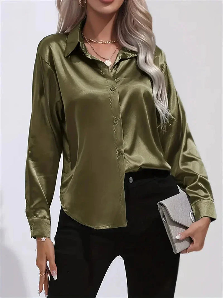 Damen Bluse aus Satin in sanften Farben mit eleganten Knöpfen und schmalem Schnitt für einen stilvollen Look.