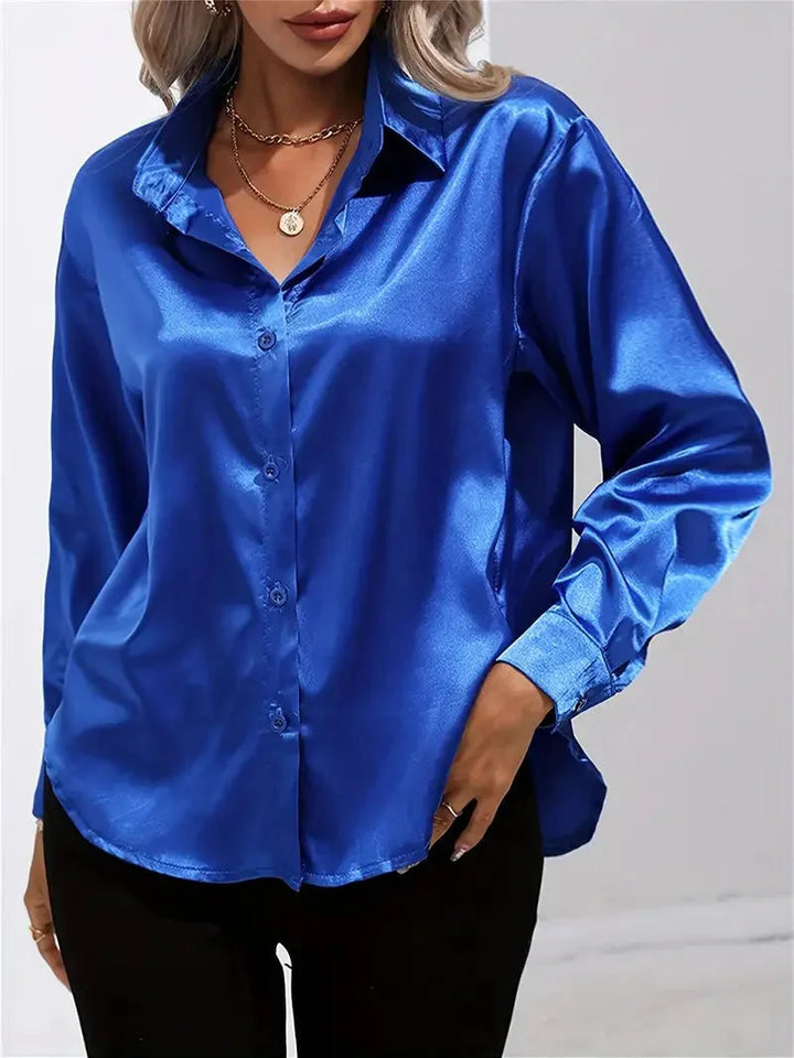 Damen Bluse aus Satin mit eleganten Knöpfen und fließendem Schnitt, ideal für schicke Anlässe und kombinierbar mit Röcken.