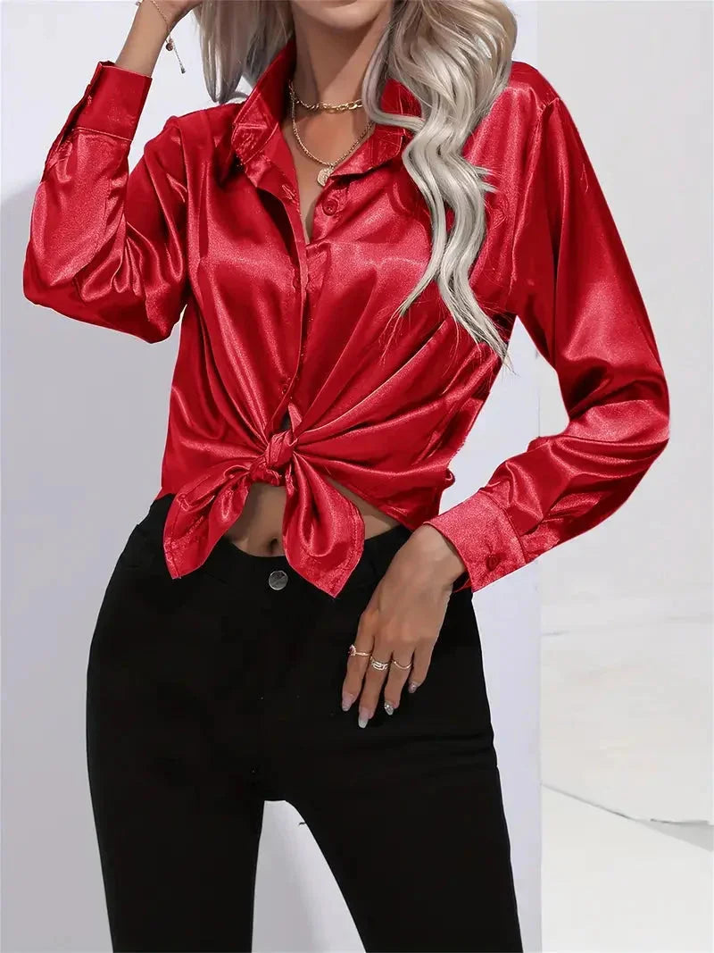 Damen Bluse aus Satin, weich und glänzend, mit eleganten Knöpfen und einem klassischen Schnitt für einen zeitlosen Look.