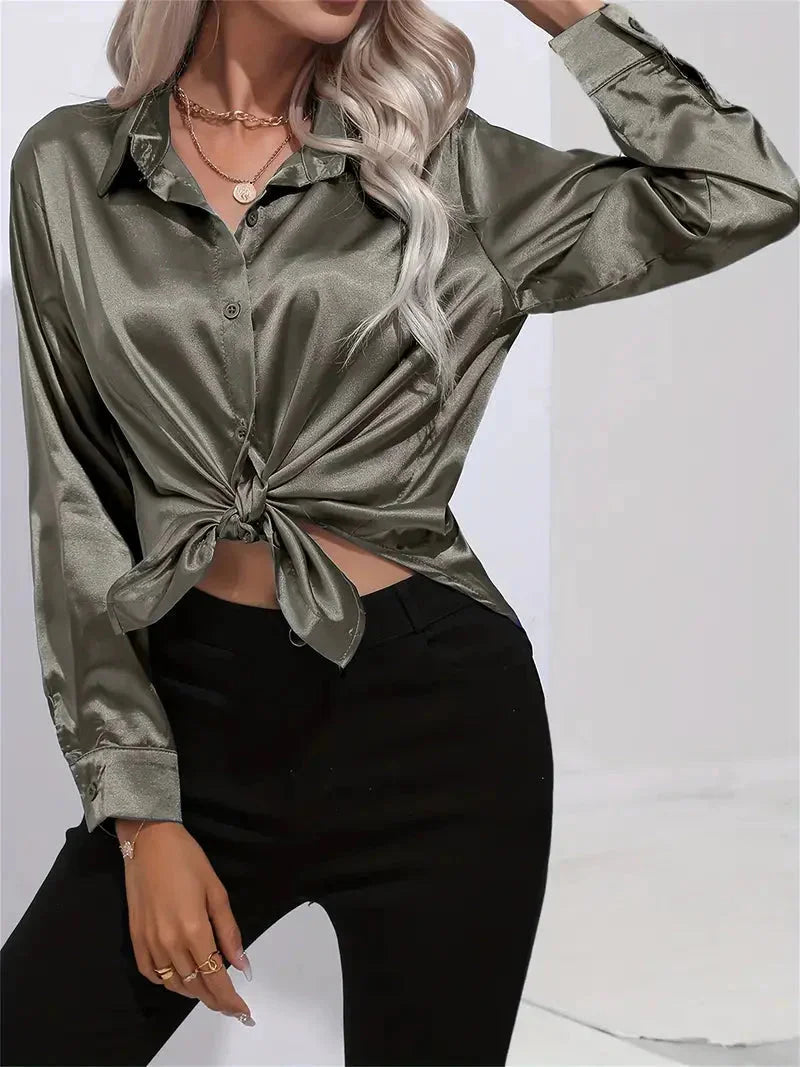 Damen Bluse aus Satin mit eleganten Knöpfen, glänzendes Material und klassischer Schnitt, ideal für elegante Anlässe.