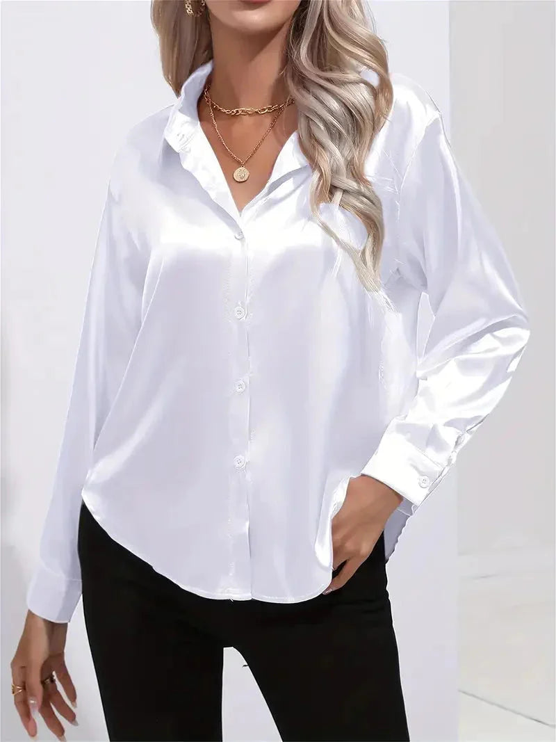 Damen Bluse aus satinartigem Material mit eleganten Knöpfen und lockerem Schnitt, ideal für lässige Anlässe.