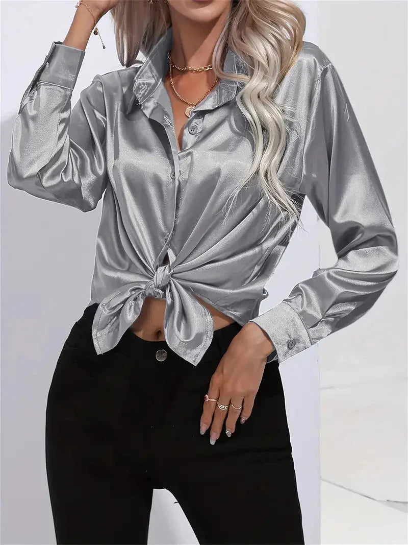 Damen Bluse aus Satin mit eleganten Knöpfen, fließendem Schnitt und zeitlosem Design, ideal für Alltag und besondere Anlässe.