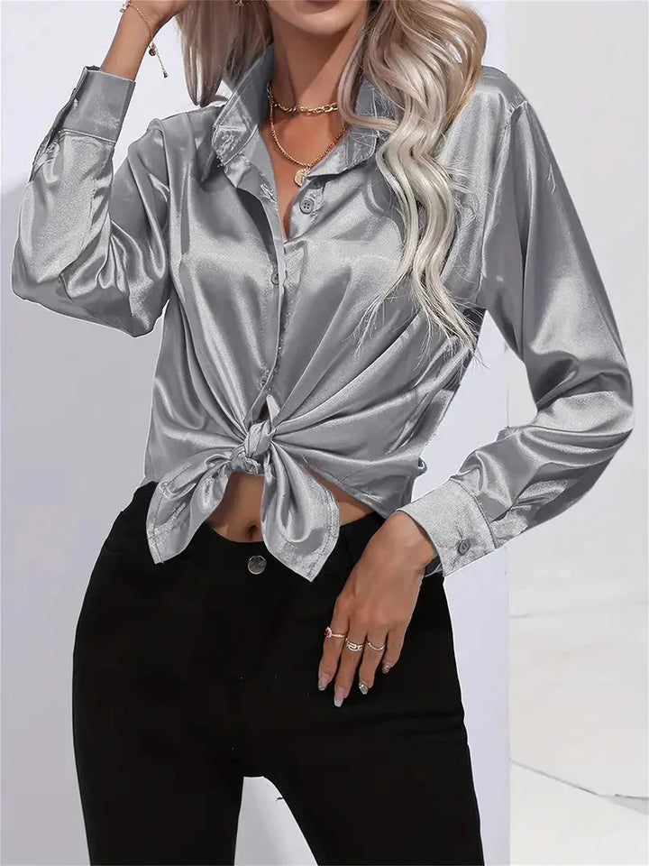 Damen Bluse aus Satin mit eleganten Knöpfen, fließendem Schnitt und zeitlosem Design, ideal für Alltag und besondere Anlässe.