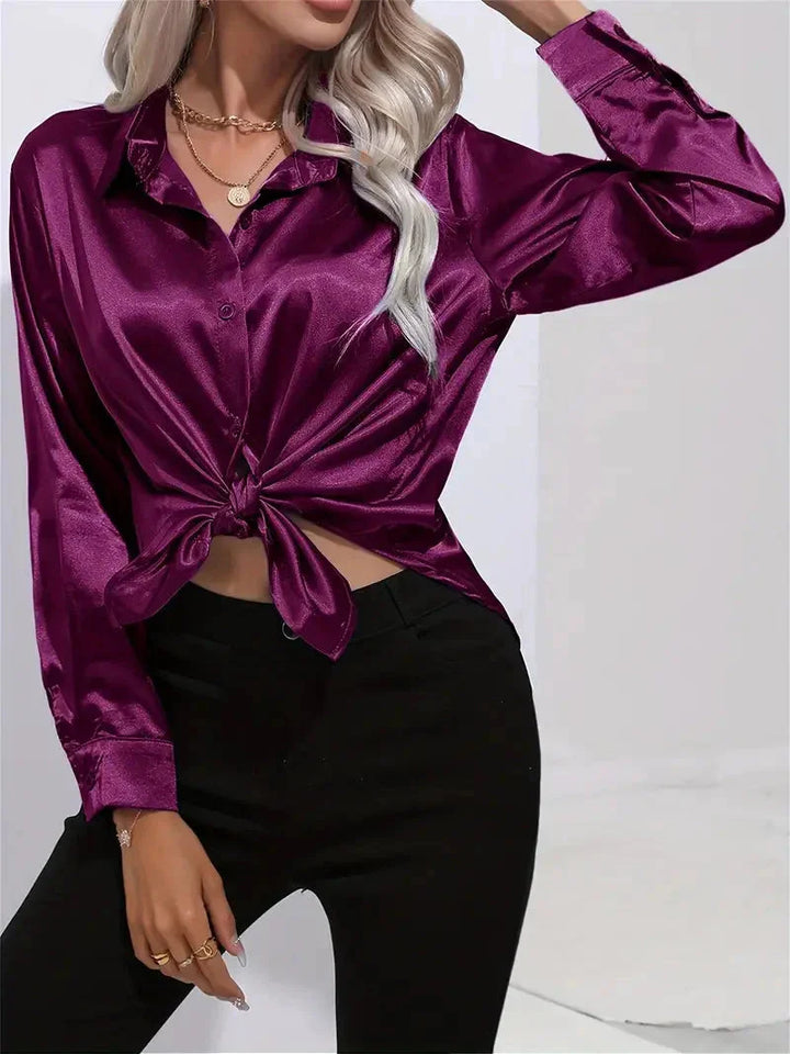 Damen Bluse aus Satin mit eleganten Knöpfen, fließendem Material und schlichter Passform in sanften Farbtönen.