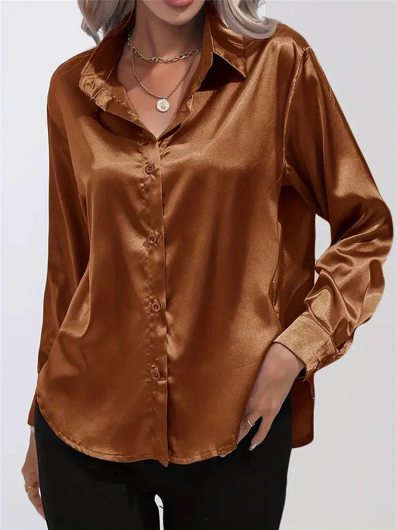 Damen Bluse aus Satin mit eleganten Knöpfen, fließendem Schnitt und sanftem Glanz für einen eleganten Look.