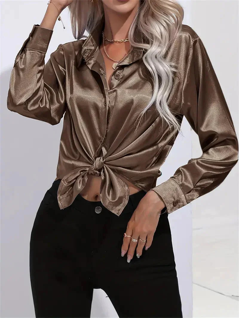 Damen Bluse aus Satin mit eleganten Knöpfen, glänzender Stoff und klassische Passform für einen stilvollen Look.