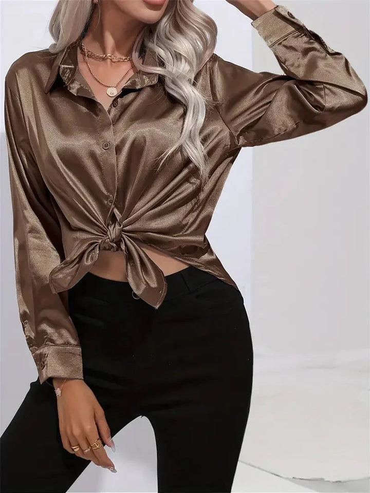 Damen Bluse aus Satin mit eleganten Knöpfen, fließender Schnitt und feinem Glanz, ideal für schicke Anlässe.