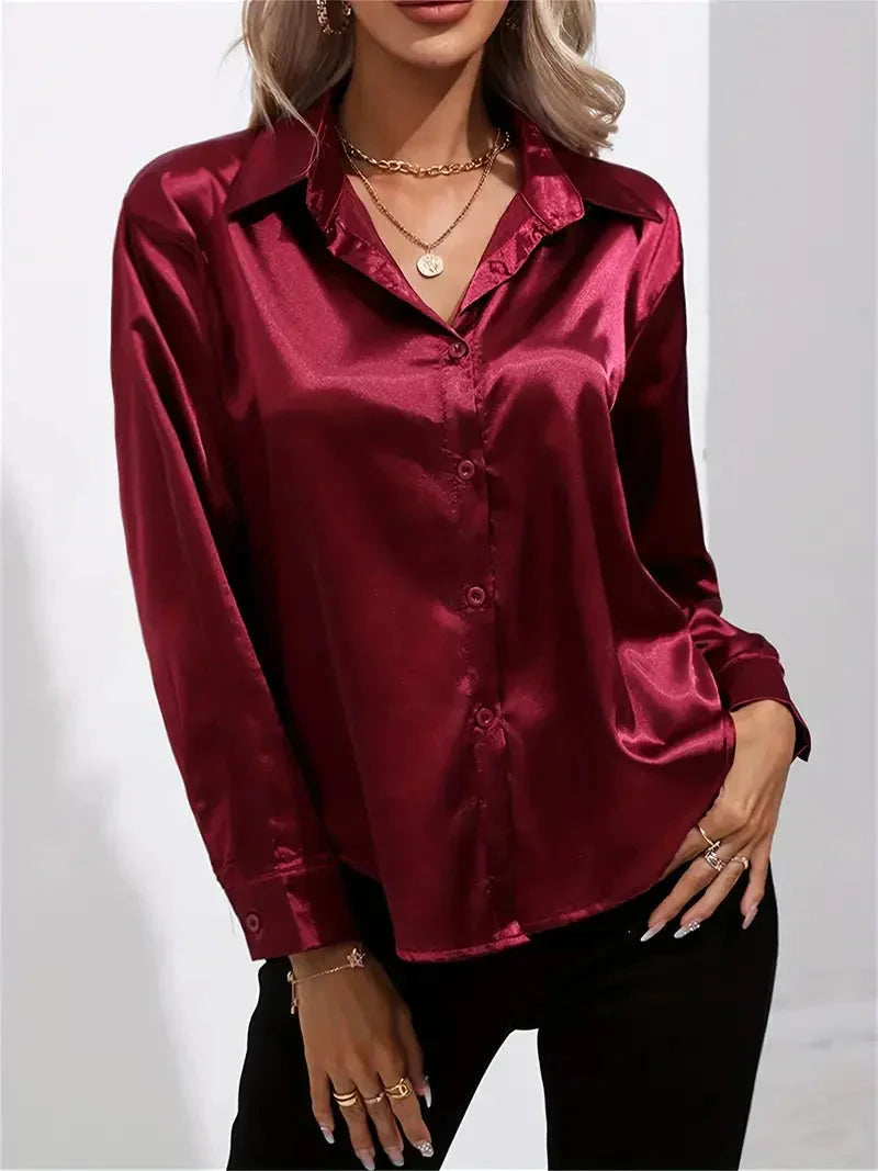 Damen Bluse aus Satin mit eleganten Knöpfen, schimmerndem Material und feinem Schnitt für einen zeitlosen Look.