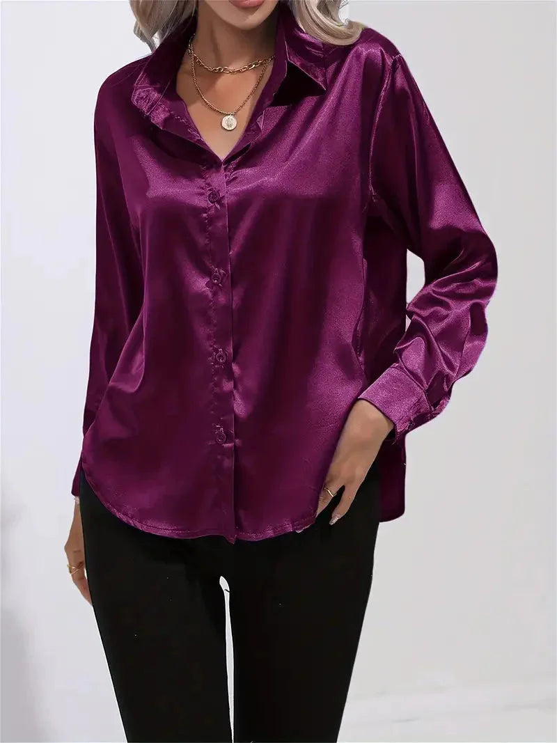 Damen Bluse aus Satin mit eleganten Knöpfen, weich glänzender Stoff und klassischem Schnitt für lässige Anlässe.
