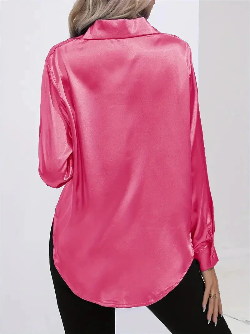 Damen Bluse aus satinähnlichem Stoff mit eleganten Knöpfen und schlichtem Design für vielseitige Anlässe.