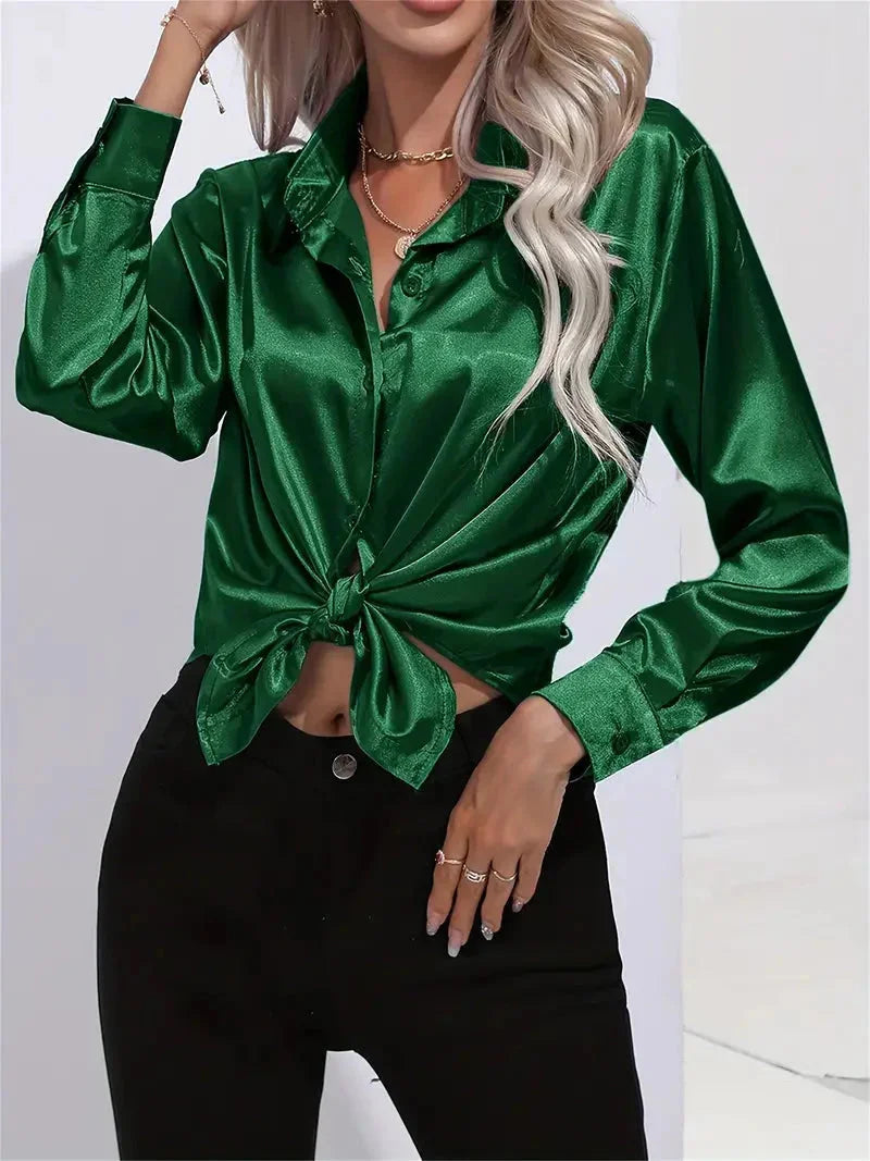 Damen Bluse aus Satin mit eleganten Knöpfen und leichtem, fließendem Schnitt in dezentem Farbton.