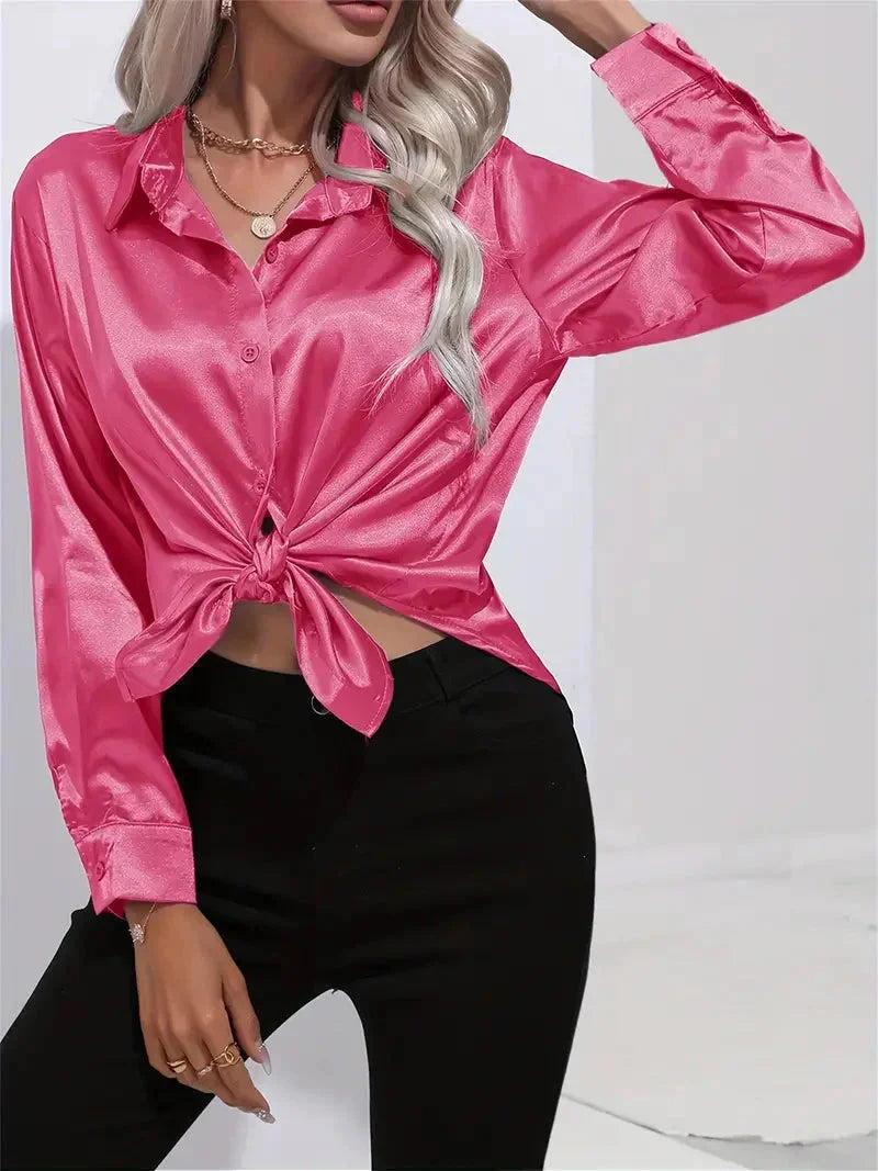Damen Bluse aus Satin mit eleganten Knöpfen, in weichem Material, lässiger Schnitt und femininem Design.