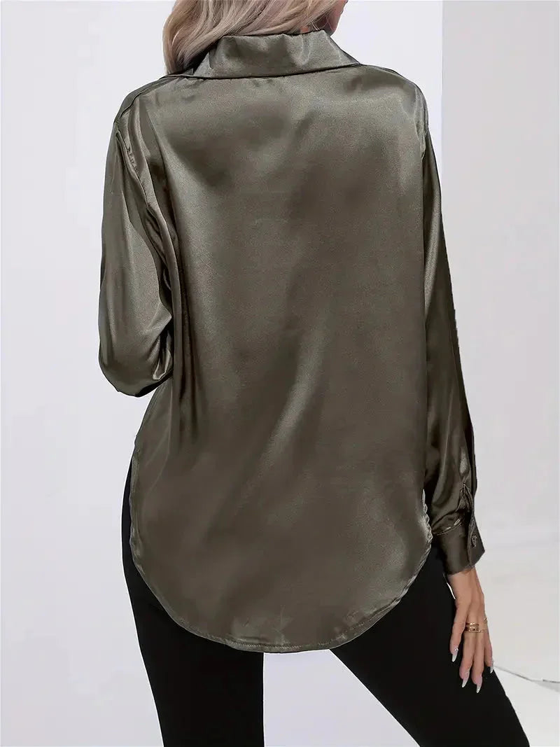 Damen Bluse aus Satin mit eleganten Knöpfen, fließendem Schnitt und schmeichelhaftem Glanz, ideal für vielseitige Outfits.