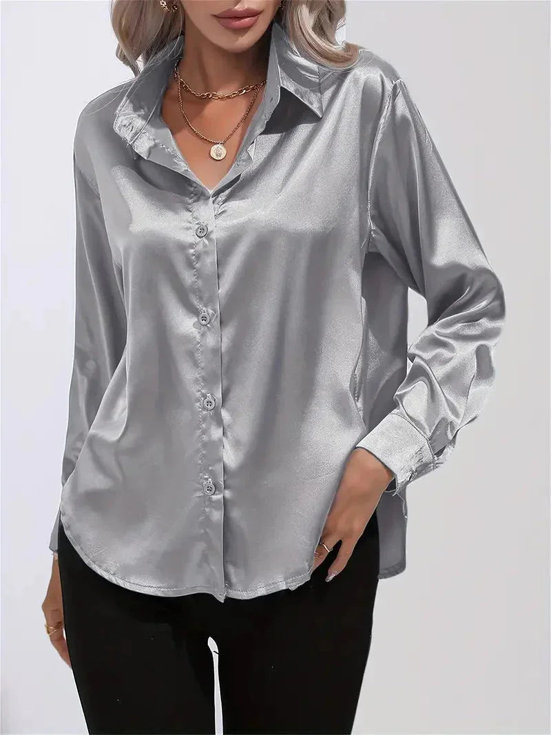 Damen Satin-Bluse mit eleganten Knöpfen, weicher Stoff, klassischer Schnitt und stilvolles Design für vielseitige Outfits.
