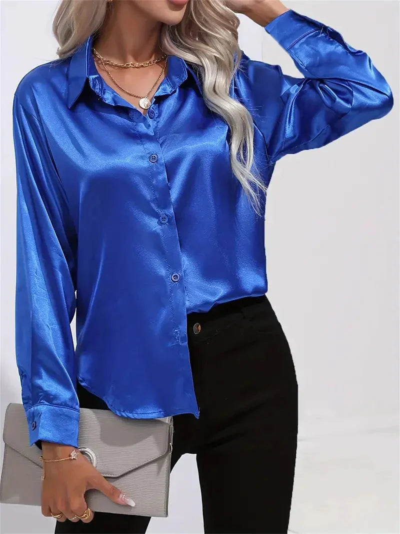 Damen Bluse aus Satin mit eleganten Knöpfen, weich im Griff und schimmernd, ideal für formelle Anlässe oder elegante Outfits.