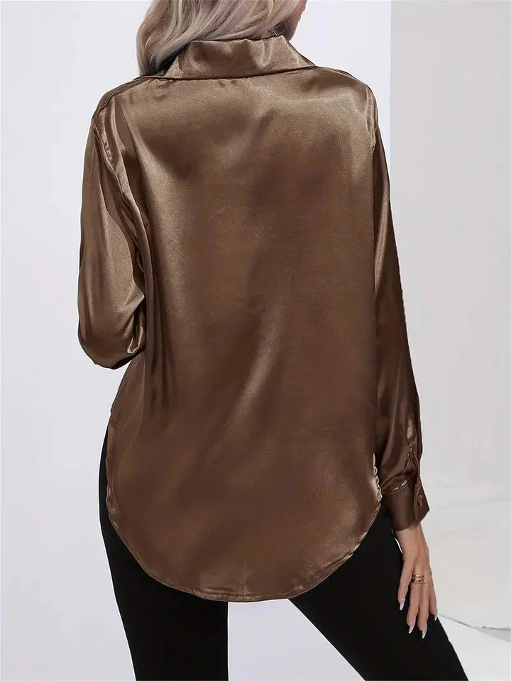 Damen Bluse aus Satin mit eleganten Knöpfen, weiches Material, schlichte Eleganz und zeitloses Design für stilvolle Outfits.