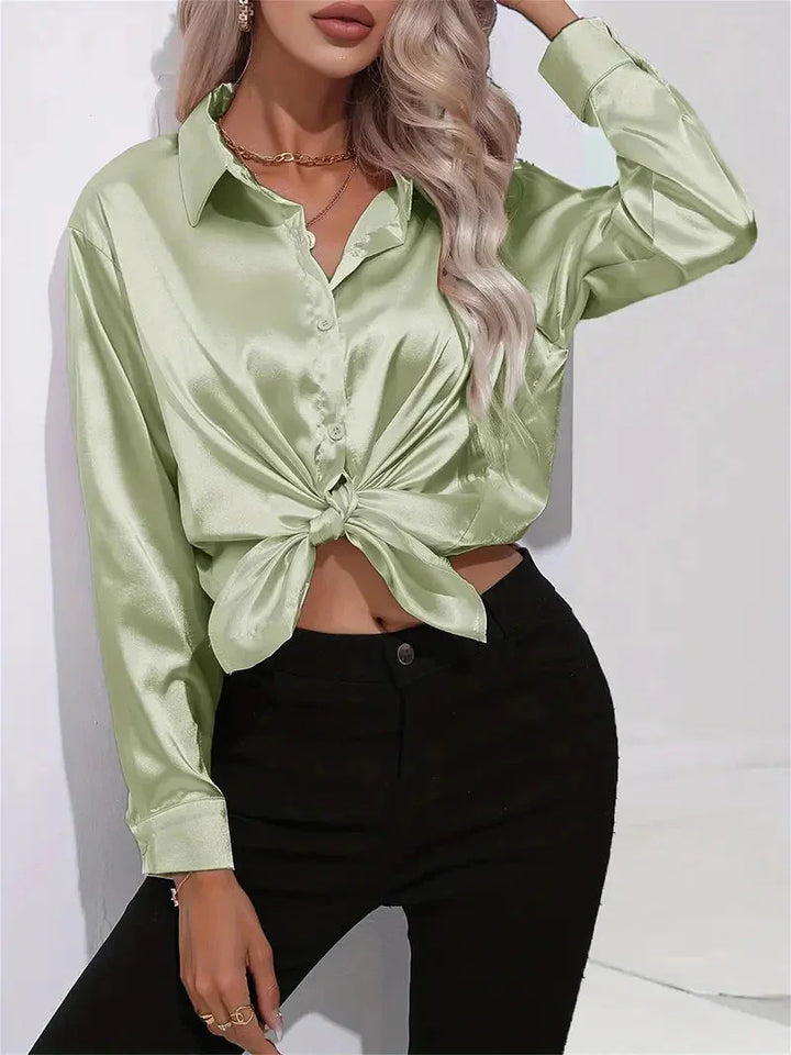 Damen Bluse aus Satin mit eleganten Knöpfen, glänzender Stoff und schmaler Schnitt für einen stilvollen Look.