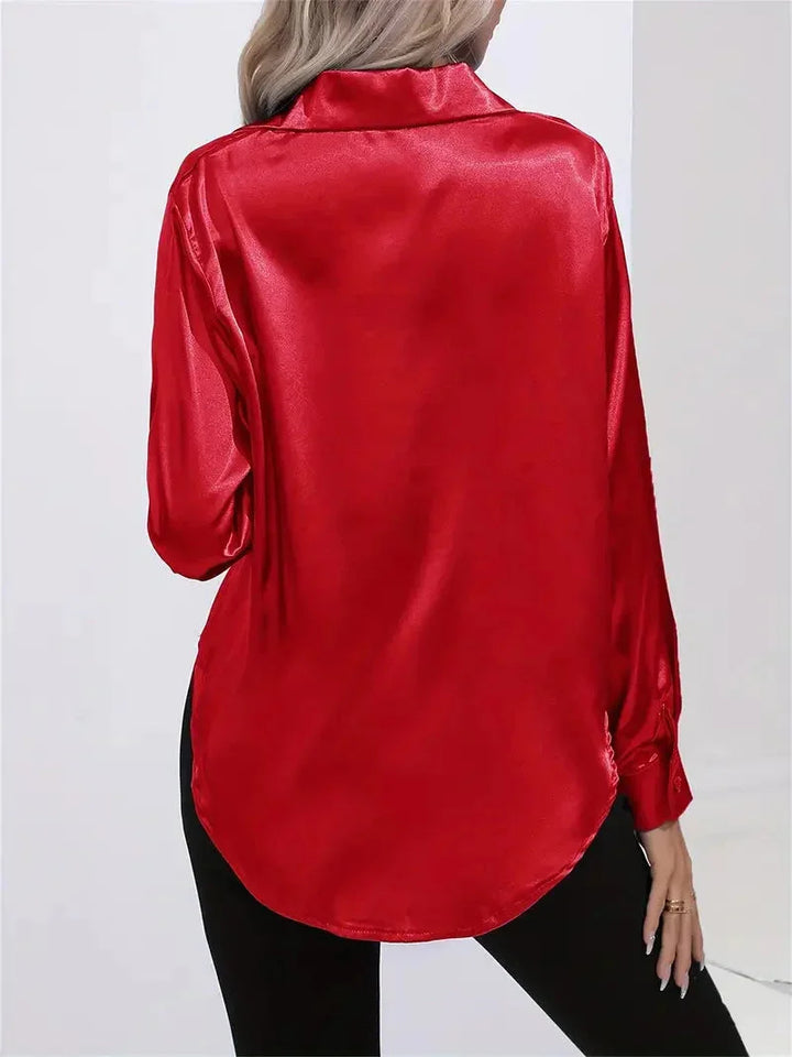 Damen Bluse aus Satin mit eleganten Knöpfen, ideal für formelle Anlässe oder den Alltag, weich und glänzend im Material.