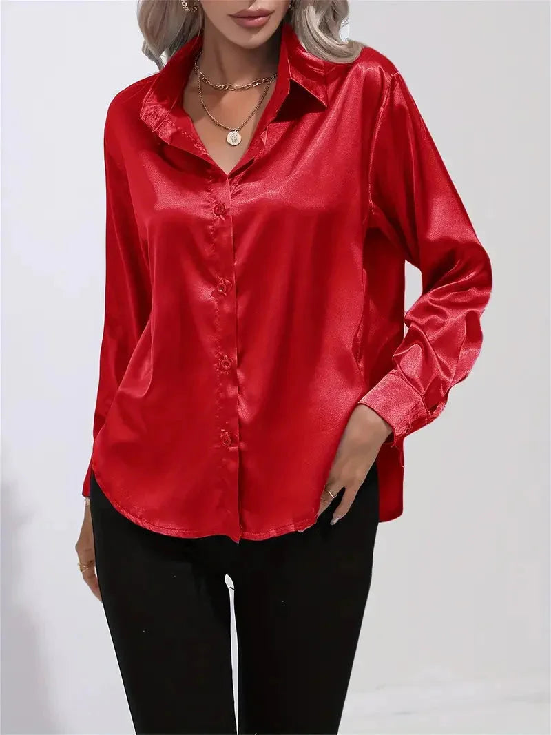 Damen Bluse aus Satin, elegant geschnitten mit klassischen Knöpfen, ideal für schicke Anlässe oder alltägliche Outfits.