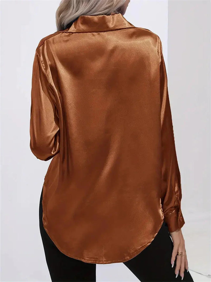 Damen Bluse aus Satin mit eleganten Knöpfen, weiches Material, klassischer Schnitt und stilvolle Details.