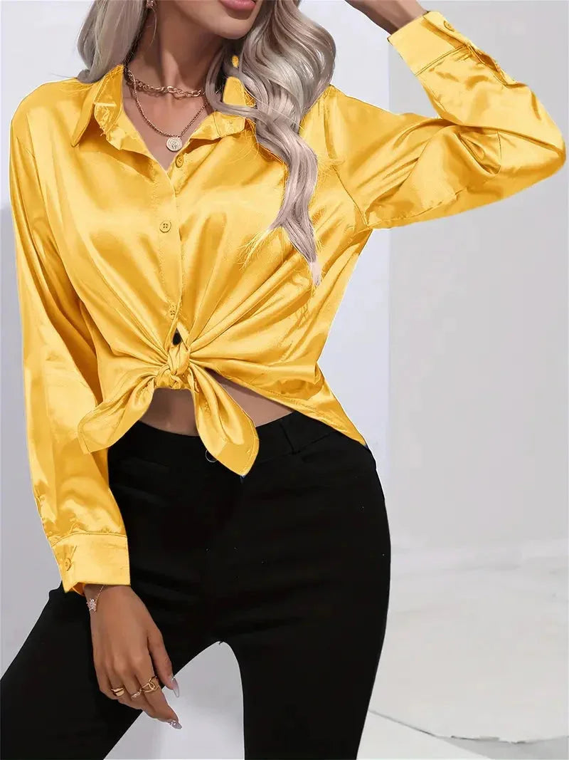 Damen Bluse aus Satin mit eleganten Knöpfen, weich im Griff und fließendem Fall, ideal für jeden Anlass.