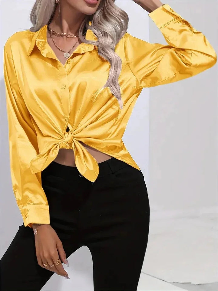 Damen Bluse aus Satin mit eleganten Knöpfen, weich im Griff und fließendem Fall, ideal für jeden Anlass.