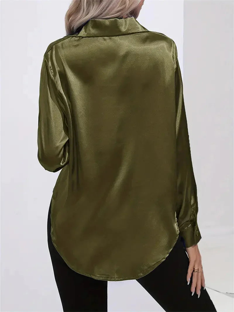 Damen Bluse aus Satin mit eleganten Knöpfen, schimmerndem Finish und klassischem Schnitt für alltägliche Eleganz.