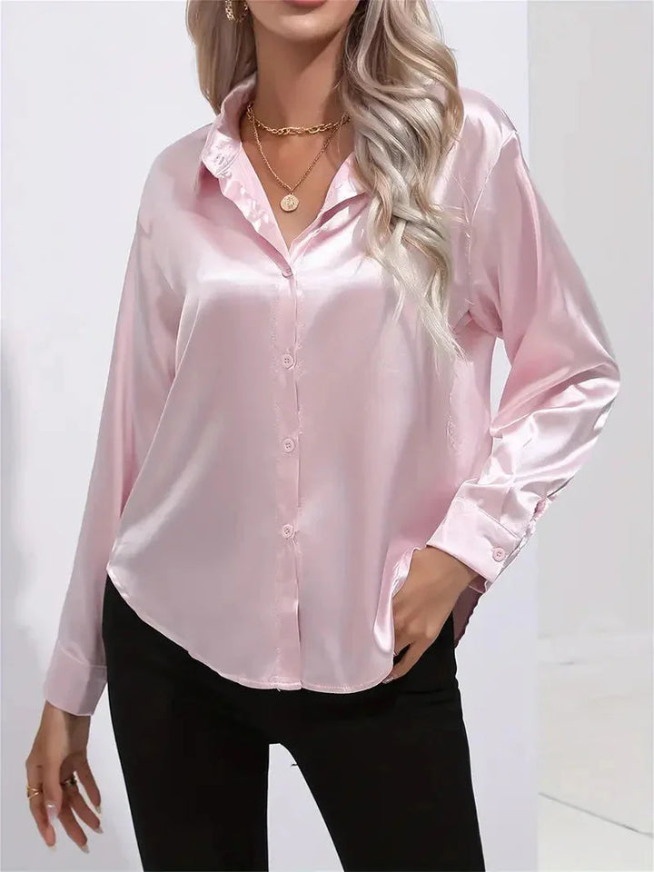 Elegante Damen Bluse aus Satin mit dekorativen Knöpfen, weich im Griff und ideal für sowohl formelle als auch legere Anlässe.