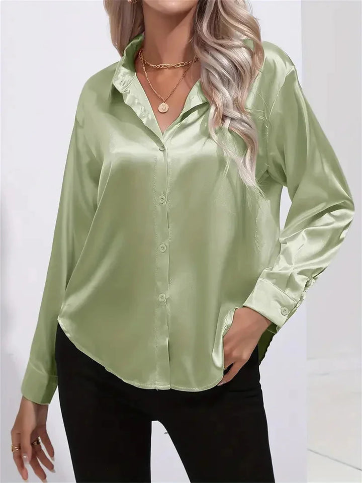 Damen Bluse aus Satin mit eleganten Knöpfen, weicher Stoff, klassischer Schnitt und raffinierte Details.