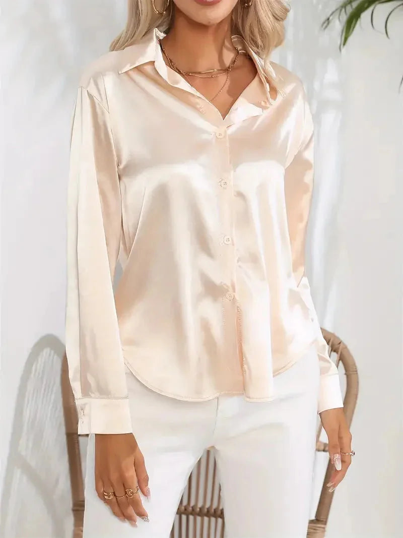 Damen Bluse aus Satin mit eleganten Knöpfen, angenehmes Material und schlichte Schnittführung für jeden Anlass.